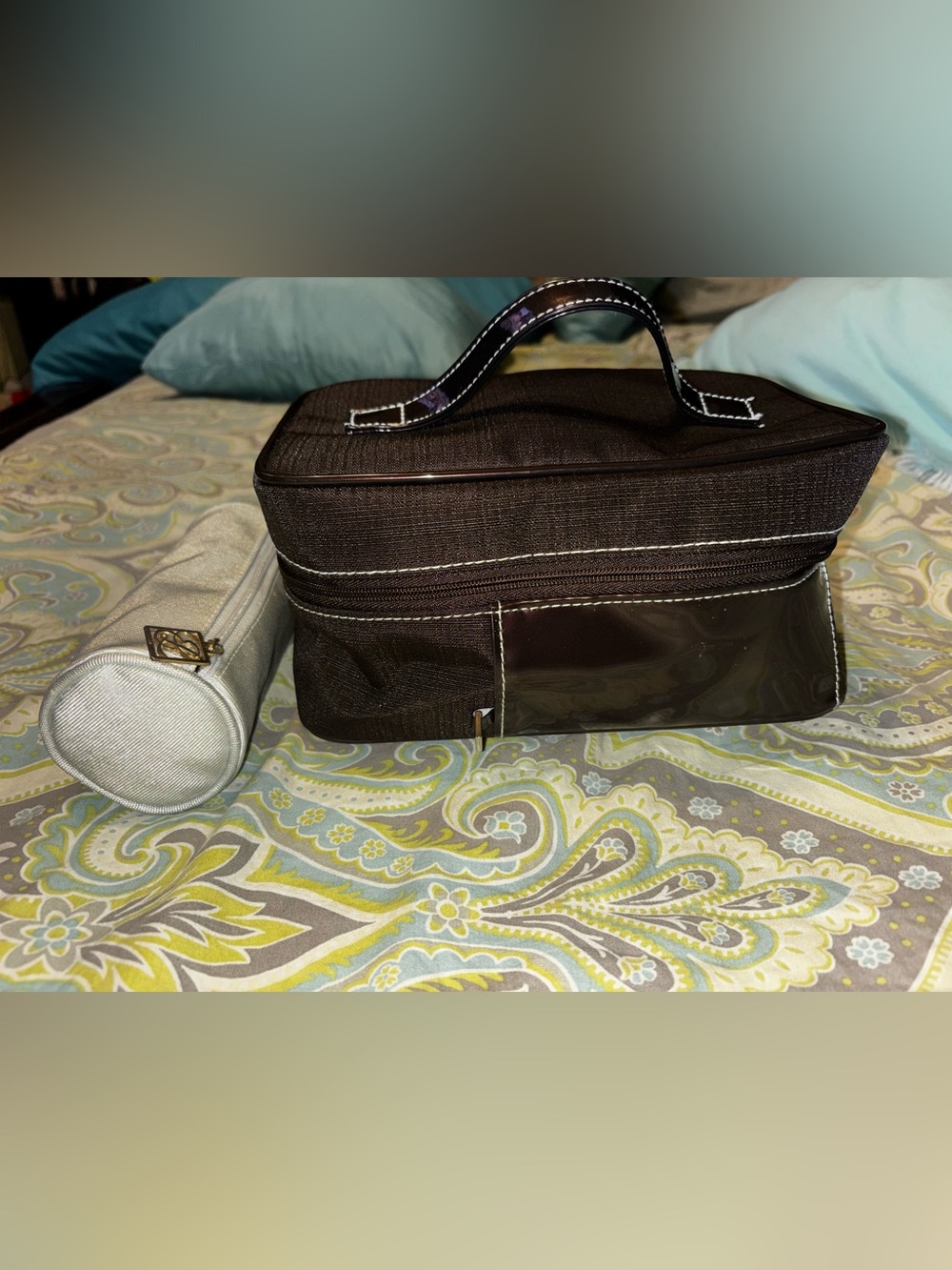 Bundle of Estée Lauder cosmetic bags